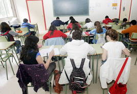 Imagen de archivo de unos alumnos de secundaria realizando un examen.