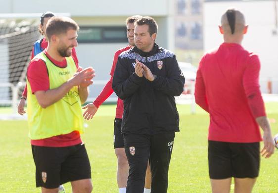 Diego Martínez aplaude a sus jugadores al término de un ejercicio