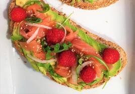 Tostada integral con aguacate y salmón