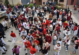 Ambiente en la plaza de El Villar de Arnedo, ayer durante el cohete y lanzamiento de chucherías.