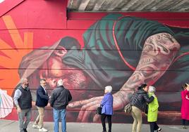 Un mural de Carlos Corres con motivos logroñeses y del Camino saluda a los visitantes en Libourne