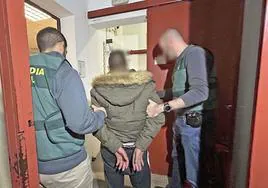 La Guardia Civil traslada a los calabozos a uno de los implicados en el asalto a una vivienda de Entrena, que tuvo lugar el 10 de octubre de 2022