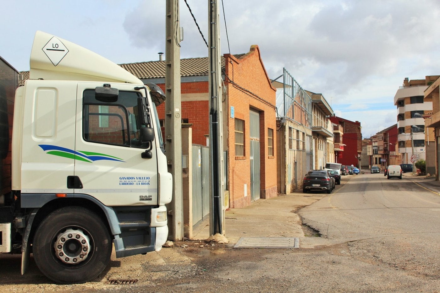 La granja de corderos Ganados Vallejo, a la izquierda, situada en la avenida de Navarrete de Lardero, con viviendas a escasos metros.