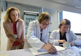 Las doctoras Lydia Álvarez-Erviti y María Izco, en su laboratorio del Cibir con la consejera de Salud, María Martín