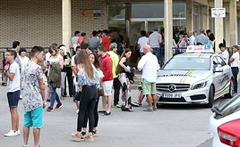Imagen de archivo de jóvenes a punto de enfrentarse a las pruebas para sacarse el carné de conducir.