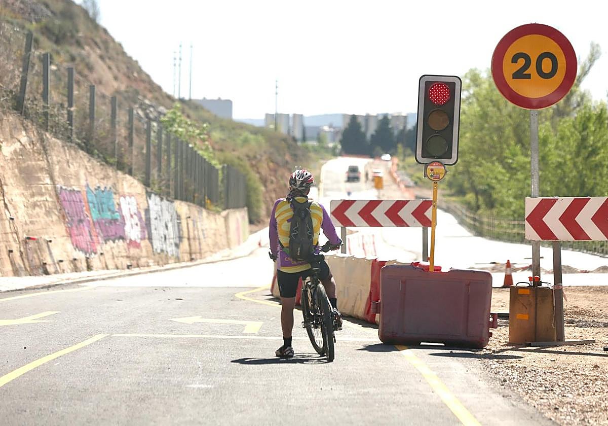 Paso semafórico colocado en la vía para regular la circulación de vehículos.
