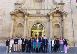 Representantes del pueblo gitano y políticos, frente al Parlamento de La Rioja.