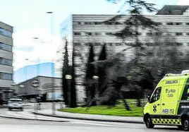 Una ambulancia transporta un paciente al Hospital San Pedro por el barrio de La Estrella.