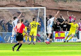 Andoni Ugarte celebra, a la derecha, su primer gol al Náxara.