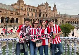 Claudia, junto a sus padres y su hermano en Sevilla.