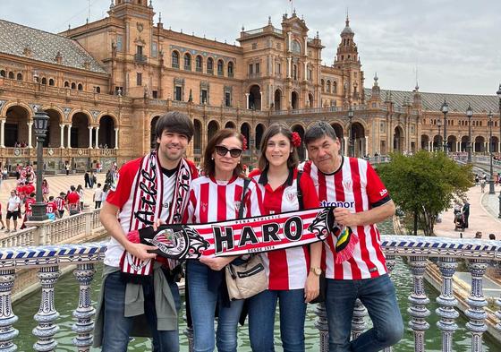 Claudia, junto a sus padres y su hermano en Sevilla.