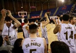 Los jugadores del Clavijo celebran que han evitado el descenso.