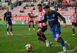 Manny pugna por el balón en el partido de ida ante la Ponferradina