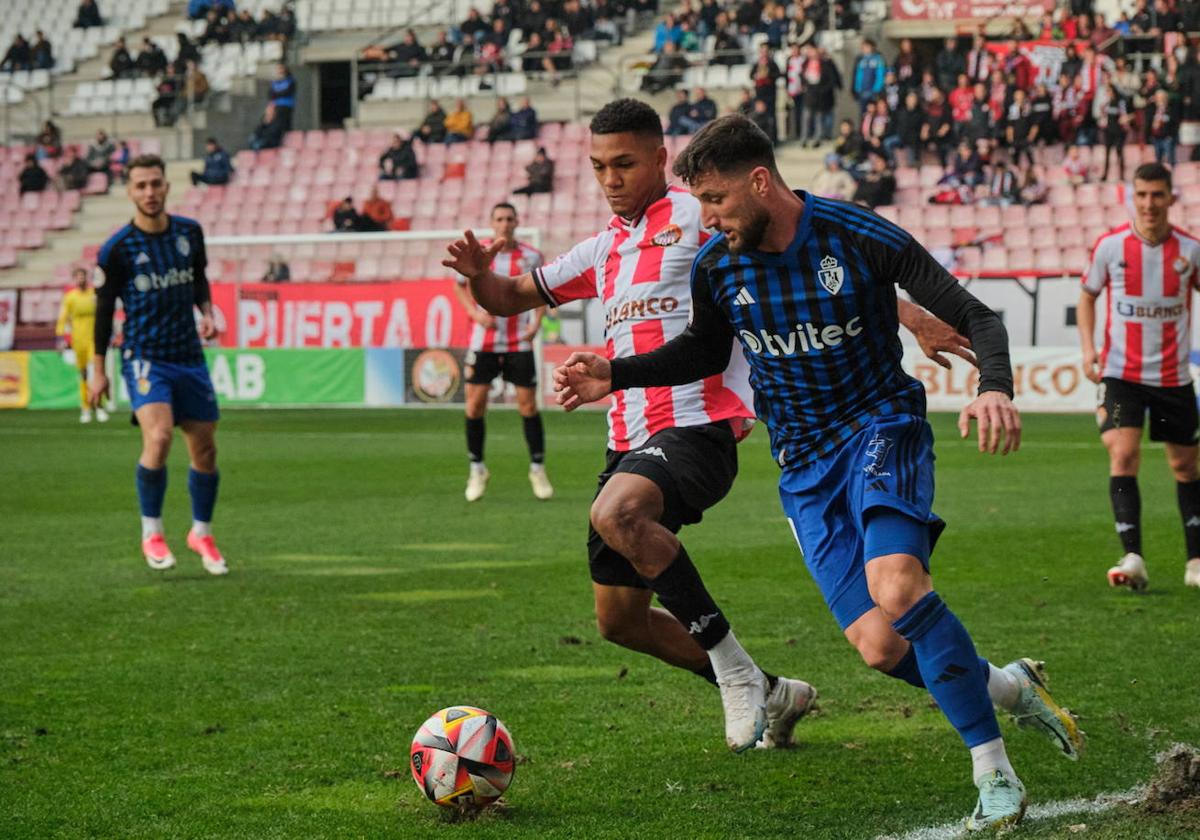 Manny pugna por el balón en el partido de ida ante la Ponferradina