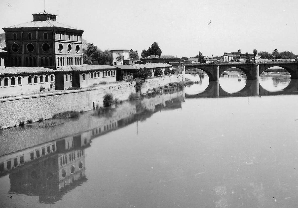 Foto de los años 70 con el edificio del matadero, el río Ebro y el puente de Piedra (cuentan las crónicas que en 1966 fue sacrificado un toro de tres metros de largo, 1,65 de alto y un peso de 1.200 kilos, el de mayor tamaño hasta esa fecha).