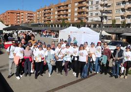 Uno de los grupos que participaron en los paseos saludables, antes de partir desde una de las carpas del Mercadillo de Salud Comunitaria.