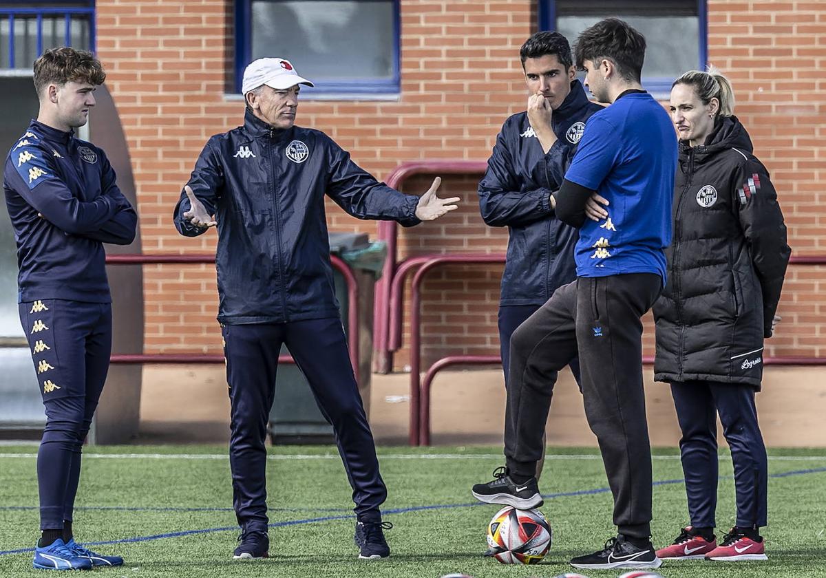 Aitor Larrazabal habla con integrantes de su equipo en un entrenamiento de la SDL.