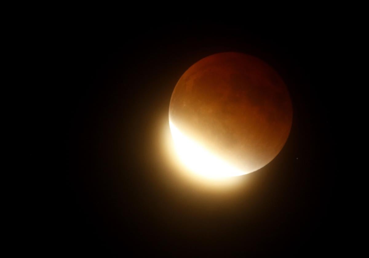 La luna durante un eclipse en San José de Costa Rica en 2022.