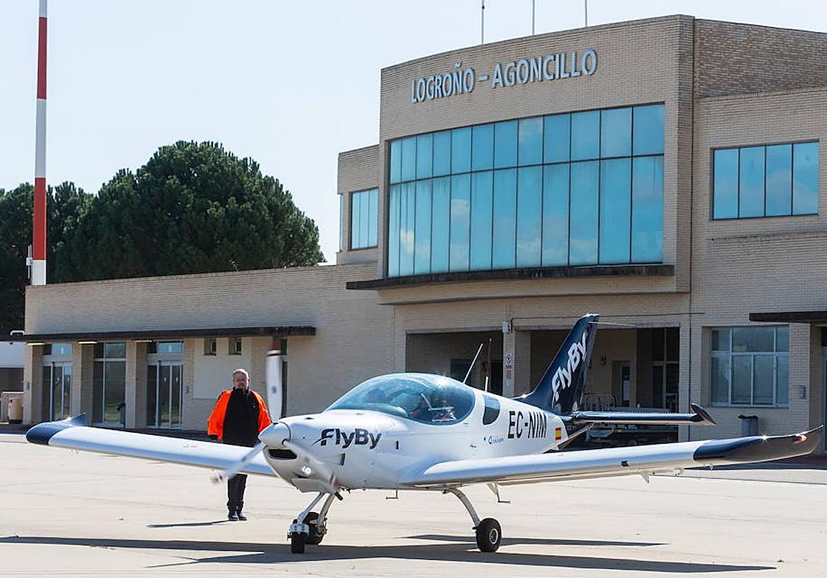 Una aeronave de la escuela de pilotos FlyBy, en el día de sus primeras operaciones en la pista de Agoncillo.