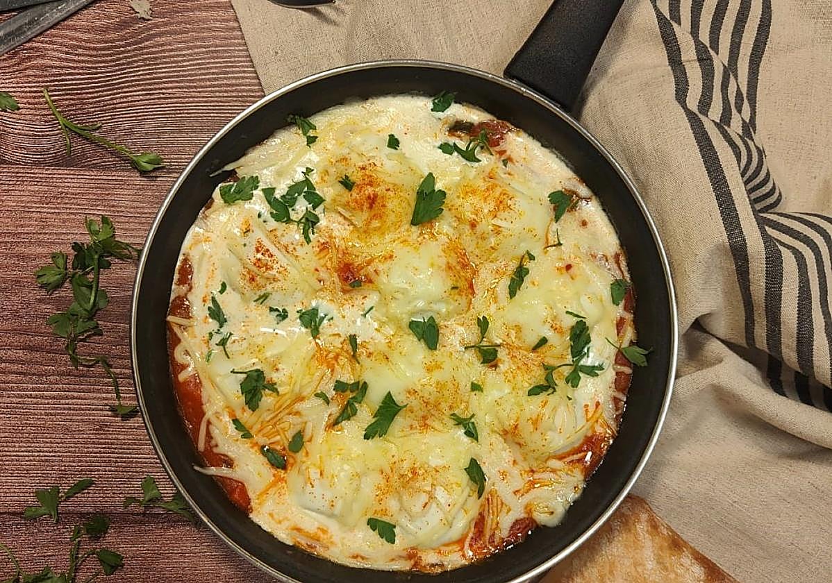 Sartén de huevos turcos listos para ser consumidos.