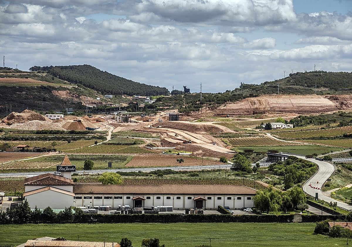 Imagen de Bodegas Corral, junto al camino de Santiago, en Navarrete.
