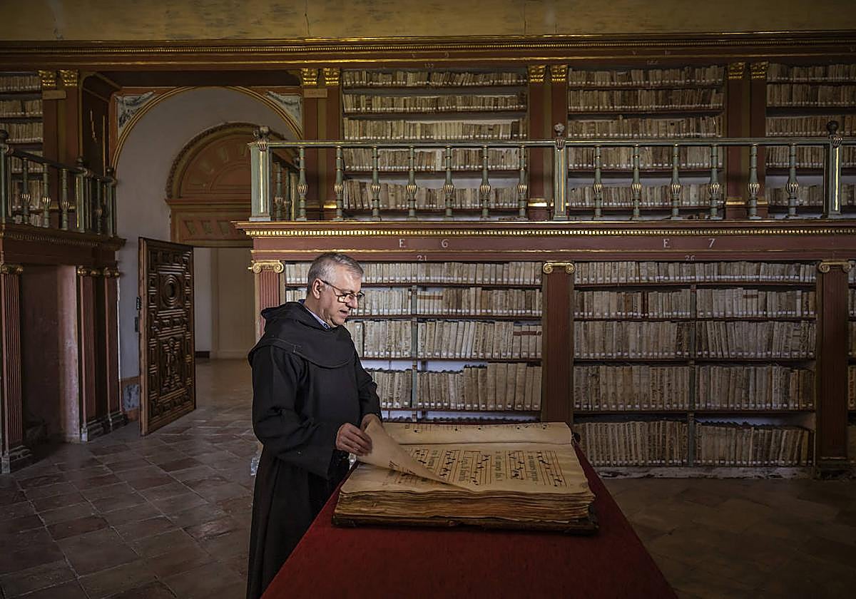 José Ramón Pérez, prior de San Millán de la Cogolla, hojea un cantoral en la biblioteca del monasterio de Yuso.