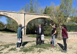 Los representantes de Ecologistas en Acción explicaban la intervención sobre el puente.