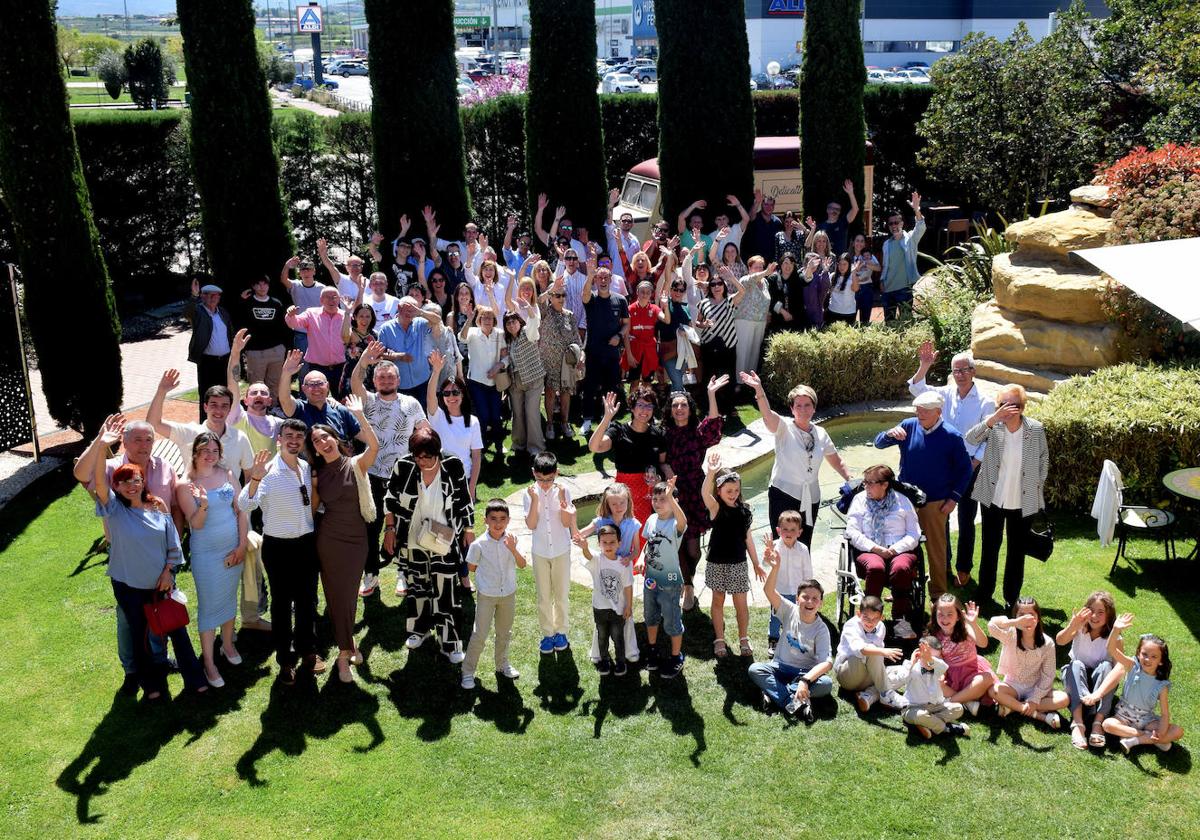 Foto de los más de 70 miembros de la familia de Corta que pudieron asistir a la comida en el restaurante Delicatto.