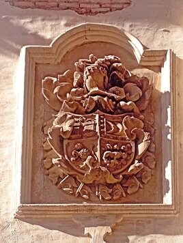 Escudo del Solar de Tejada y Valdeosera, en el número 14 de la calle Pastelería.