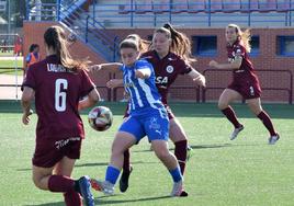 Nata presiona a una jugadora del Alavés para quitarle el balón.