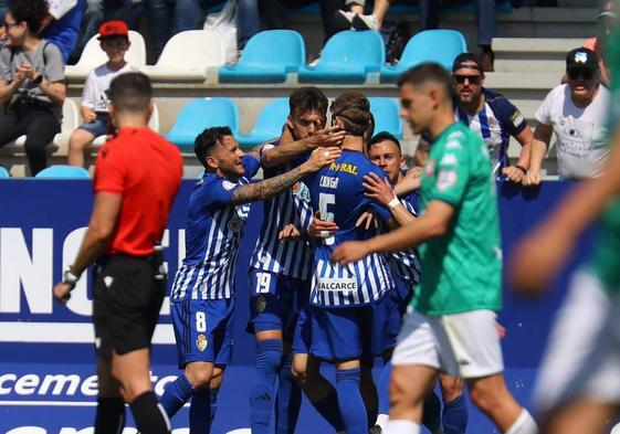 Los jugadores de la Ponferradina celebran el tercer gol de Longo ante una SDL sin reacción.