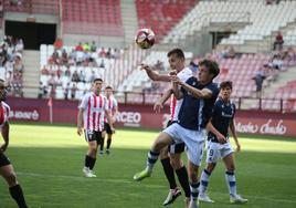 Sarriegi intenta rematar de cabeza una acción a balón parado.