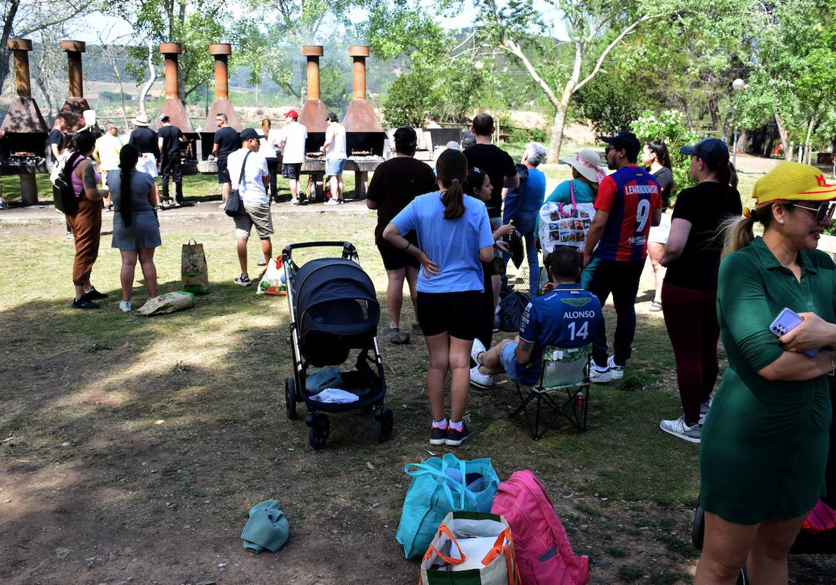 Varias personas tuvieron que aguardar este domingo en fila durante varias horas a que les llegase su turno para poder utilizar los asadores de La Grajera.