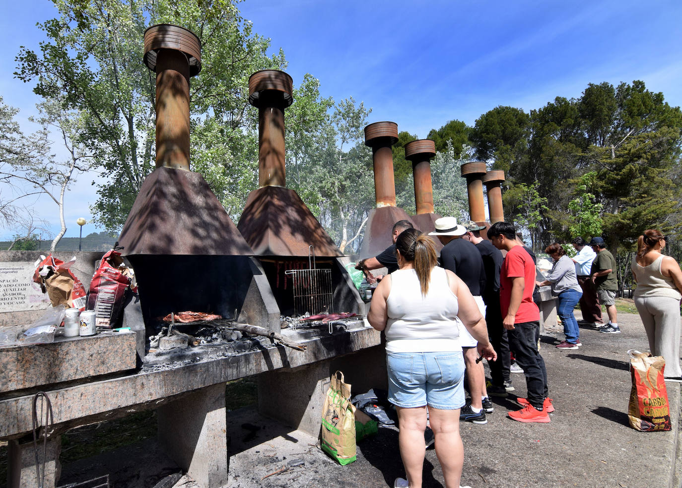 Mucha gente y pocos asadores en La Grajera