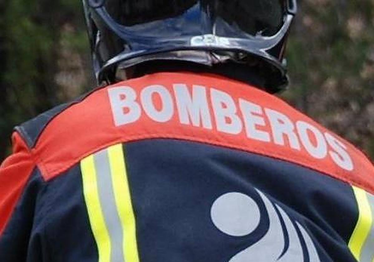 Un fuego calcina dos contenedores y origina graves daños a un tercero de madrugada en Anguiano