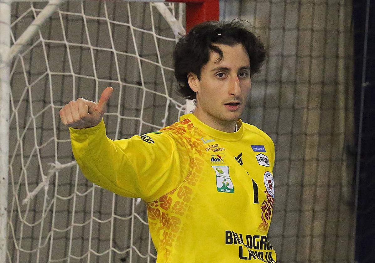 Xoan Ledo saluda a sus compañeros después de una parada ante el Benidorm.