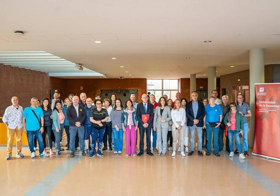 Foto de familia de los alumnos de la Universidad de la Experiencia de Italia, Francia y España que realizarán el Camino de Santiago en La Rioja.