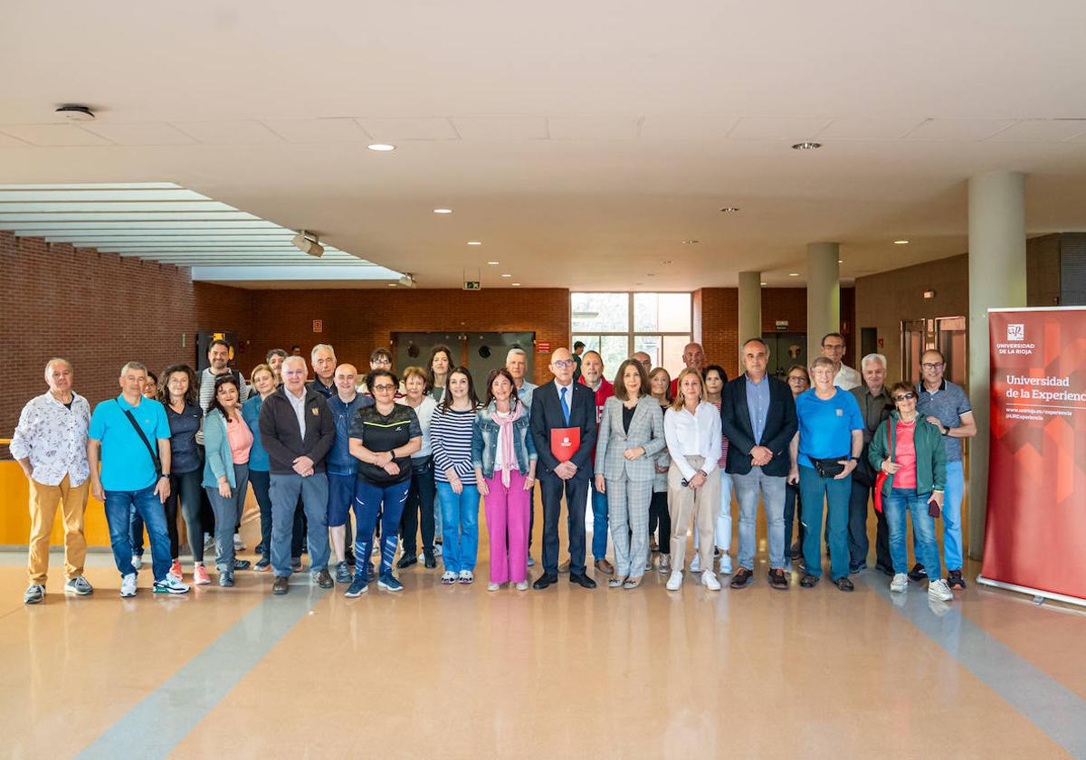 Foto de familia de los alumnos de la Universidad de la Experiencia de Italia, Francia y España que realizarán el Camino de Santiago en La Rioja.