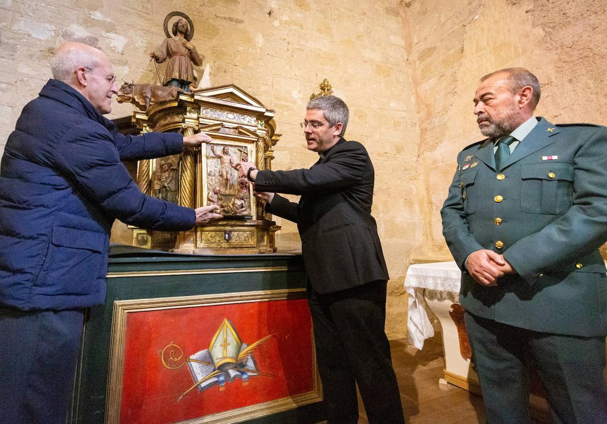 El párroco Fernando Azofra, el Delegado de Patrimonio, Don Jesús I. Merino, y el Comandante Jefe de Guardia Civil de Haro, Luis Villar.