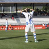 Miguel Pérez se lleva las manos a la cabeza durante el partido en el que el Náxara certificó su descenso matemático.