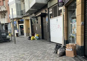 Vecinos del Casco Antiguo exigen la suspensión del sistema de recogida puerta a puerta