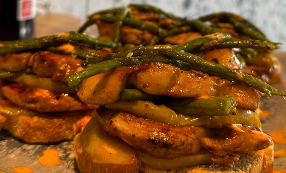 Pincho de foie con solomillo, manzana y espárragos trigueros.. Otros pinchos: Pincho de corazones de alcachofa, champiñones y gambones.