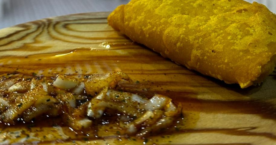 Empanada de harina de maíz rellena de verduras acompañada de ají picante. Otros pinchos: Cardo con velouté. Canelón relleno de espinacas, queso azul y piñones.