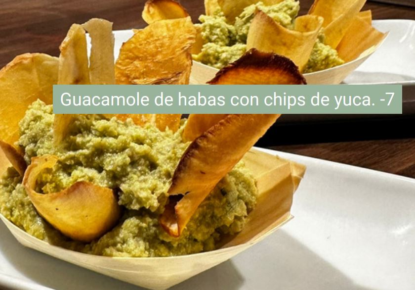 Guacamole de habas con chips de yuca. Otros pinchos: Dip de alcachofa y espinacas en tosta de maíz. Brocheta de verduras con salsa romesco.