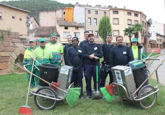 Los trabajadores fijos de la empresa FCC posan junto a algunos de los alumnos de prácticas, que visten de azul marino.