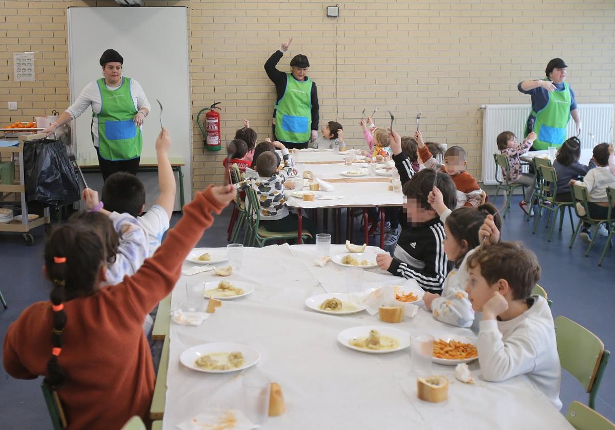 Niños en el comedor escolar del CEIP San Prudencio de Albelda de Iregua al inicio del servicio transitorio de Mediterránea de Catering.