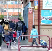 Alumnos acceden al colegio Sagrado Corazón, Jesuitas, en Logroño.