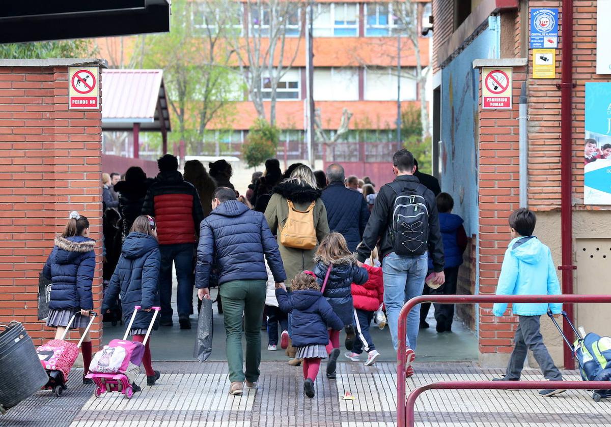 Alumnos acceden al colegio Sagrado Corazón, Jesuitas, en Logroño.