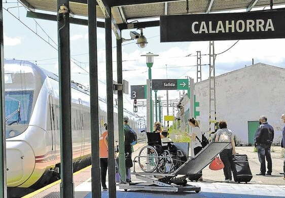 Pasajeros esperan a un tren en la estación de Calahorra