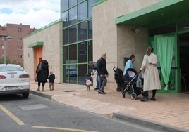 Recogida de niños a las puertas del centro 'Reina Estefanía'.